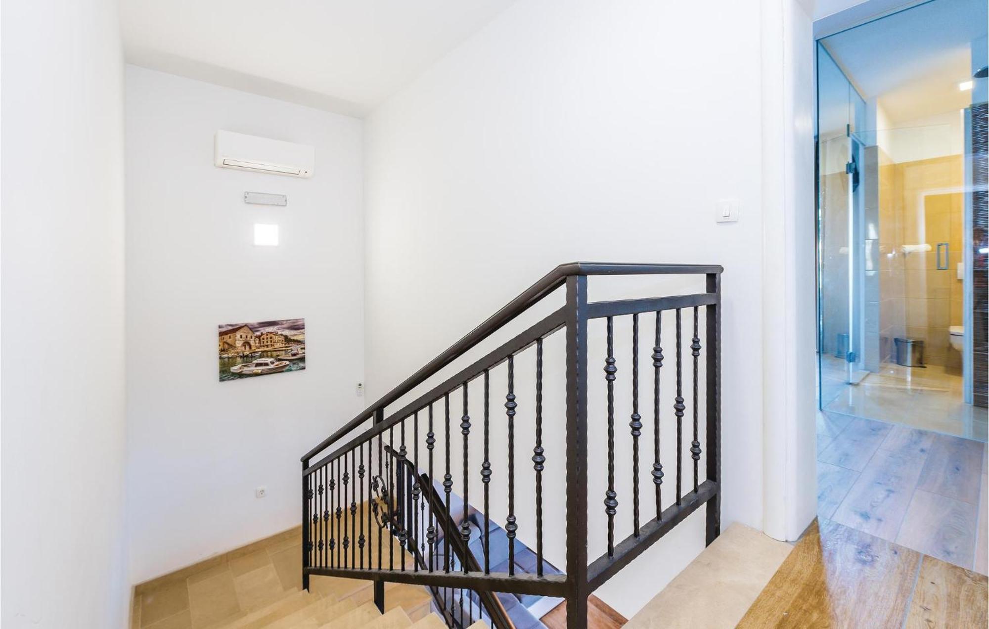 Beautiful Home In Sibenik With Kitchen Extérieur photo