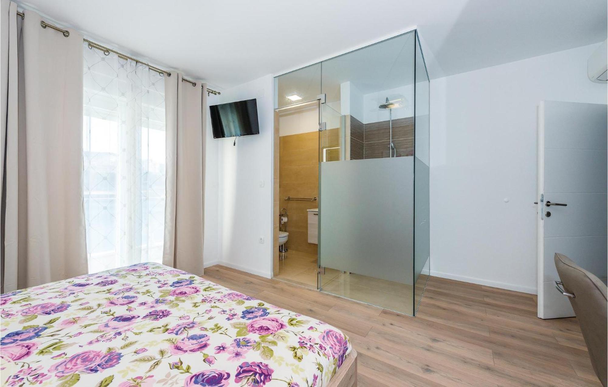 Beautiful Home In Sibenik With Kitchen Extérieur photo