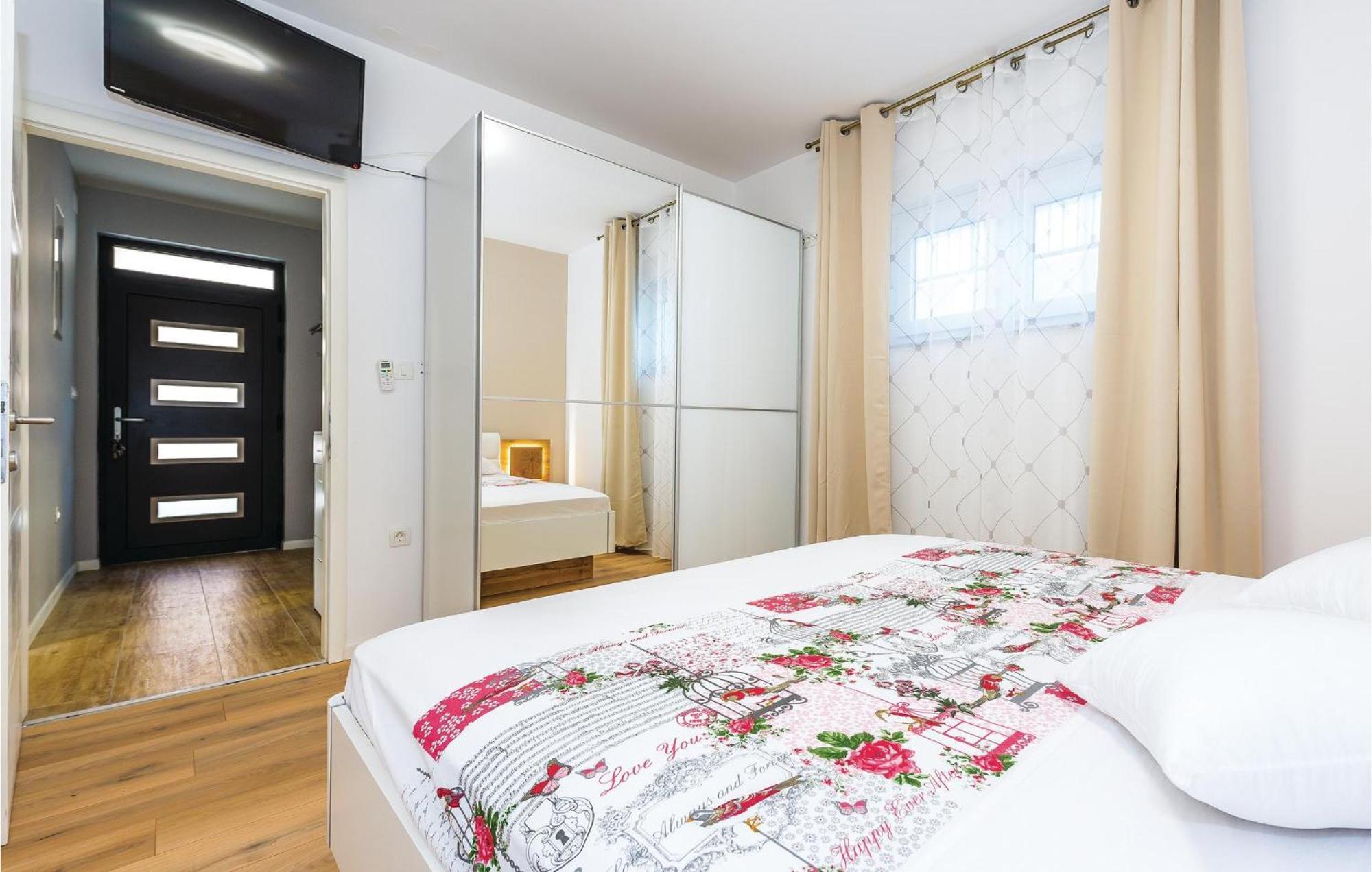 Beautiful Home In Sibenik With Kitchen Extérieur photo